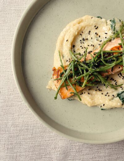 Saumon, polenta aux épinards & algues croquantes