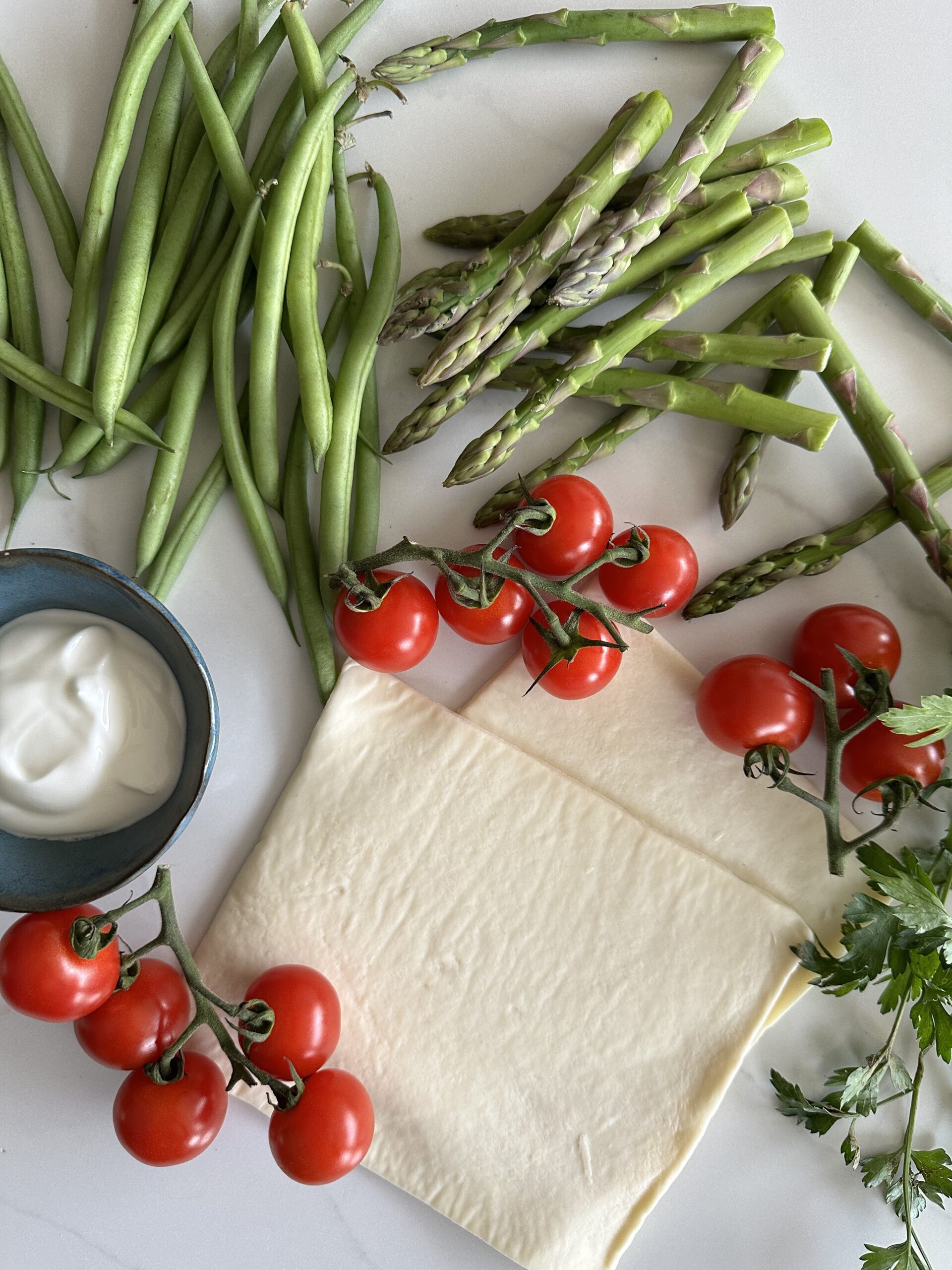 Tartelettes aux asperges, haricots et crème aux herbes